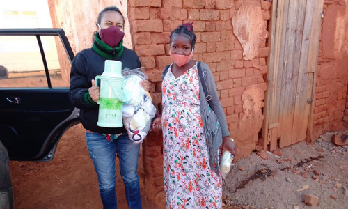 FAMadagascar Social Worker with young mother